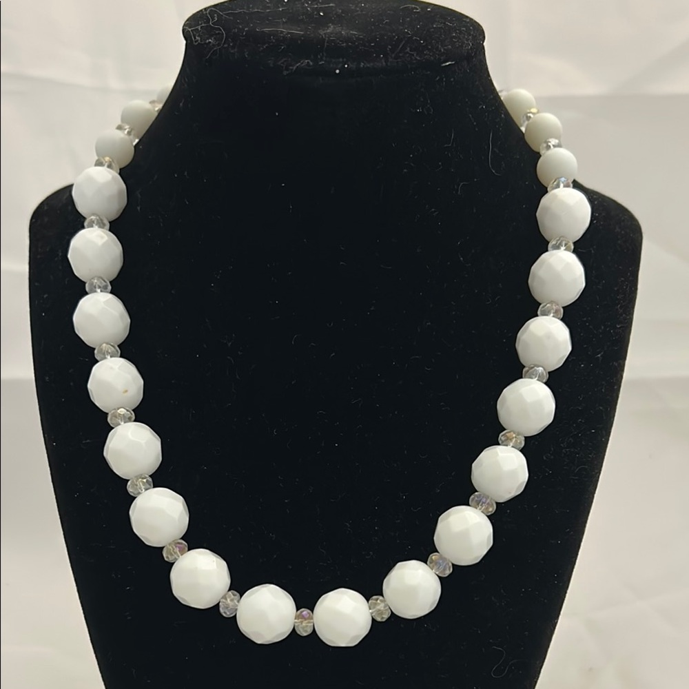 Vintage White Beaded Necklace 21’